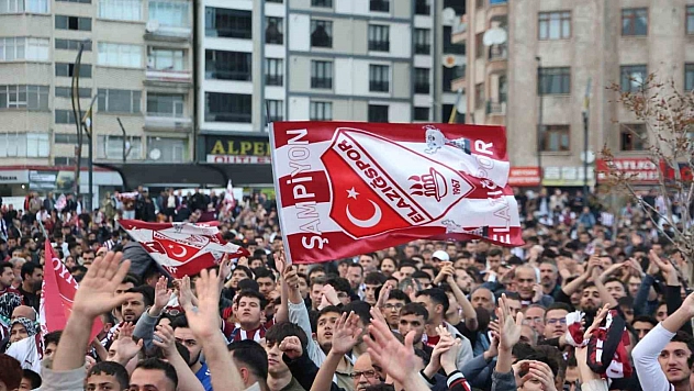 Elazığ'da binlerce taraftar, dev ekranda maçı izledi
