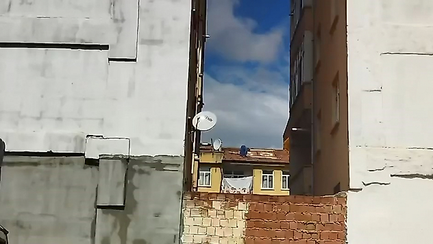Elazığ'da Tehlikeli Görüntü: Çatıya Halı Sermek İçin Canını Riske Attı