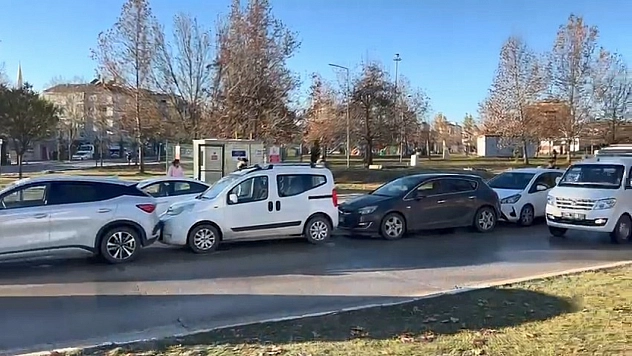 Elazığ'da yaşanan buzlanma, zincirleme bir kazaya yol açtı: 6 araç birbirine çarptı.