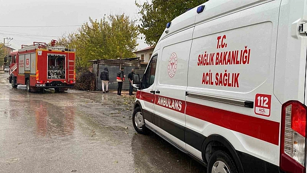 Elazığ'da meydana gelen çatı yangınında bir kişi dumandan etkilendi.