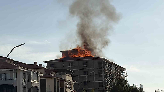 Elazığ'da Çatı Yangını Paniğe Neden Oldu