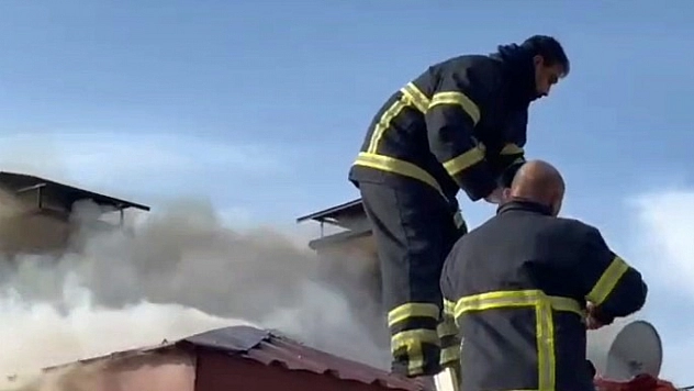 Elazığ'da bir binanın çatısında yangın çıktı.