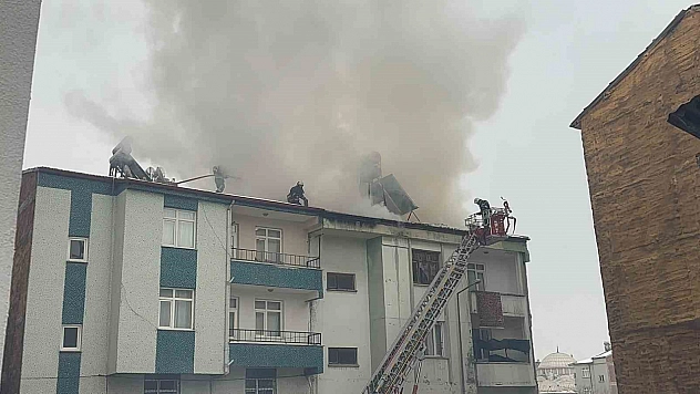 Elazığ'da Bir Binanın Çatısında Yangın Çıktı
