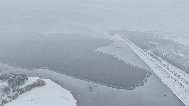 Elazığ'da Cip Baraj Gölü buz tuttu