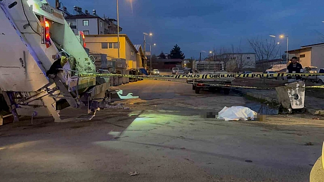 Elazığ'da çöp kamyonunun altında kalan bir işçi yaşamını yitirdi.