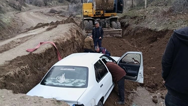 Elazığ'da Çukura Düşen Araç Ekiplerce Çıkarıldı