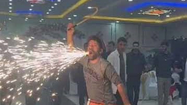 Elazığ'da bir davulcu, sergilediği figürlerle düğünlere neşe ve renk katıyor.