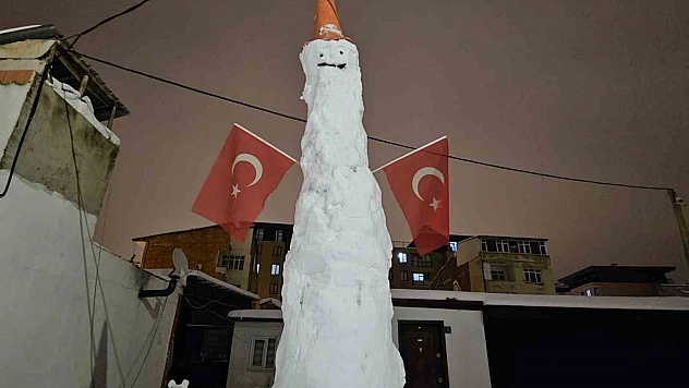 Elazığ'da Yapılan Dev Kardan Adam İlgi Odağı Oldu