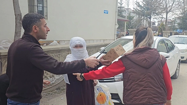 Zabıtaya Yakalanan Dilenci Parayı Teklif Etti