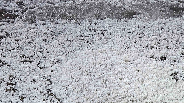 Elazığ'da Dolu Yağışı Şehri Beyaza Bürüdü