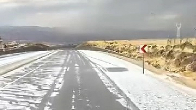 Elazığ'da etkili olan dolu yağışı  şehir genelinde hayatı olumsuz etkiledi