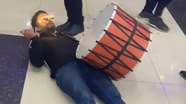 Elazığ'daki bir düğünde davulcunun sergilediği performans büyük ilgi topladı.