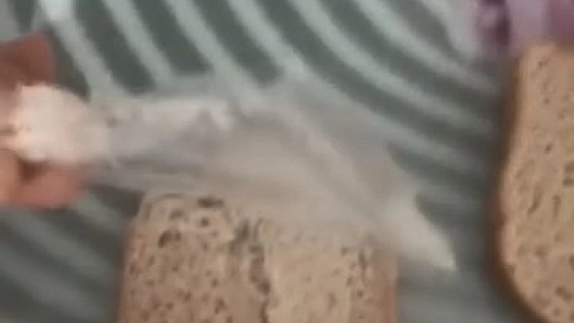 Elazığ'da ekmekten poşet çıktı.