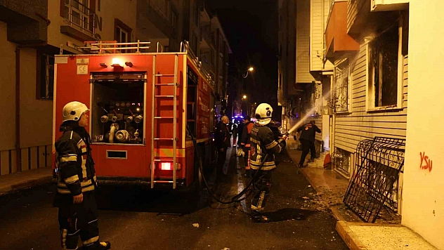 Elazığ'da meydana gelen bir ev yangınında 2 kişi dumandan etkilendi.