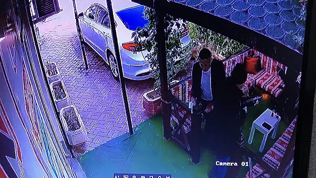 Elazığ'da gazeteci Koca'ya düzenlenen silahlı saldırı anı kameralarla kaydedildi.