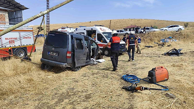 Elazığ'da Hafif Ticari Araç Tarlaya Uçtu: 5 Kişi Yaralandı