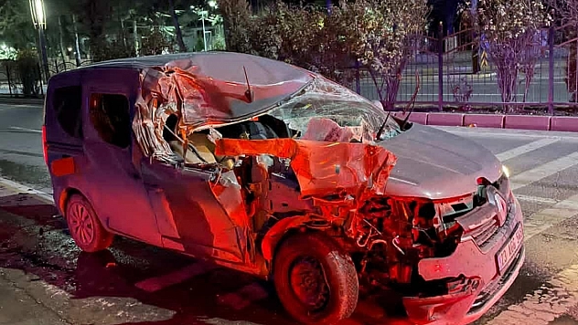 Elazığ'da hafif ticari bir araç, temizlik aracına çarpması sonucu 1 kişi yaralandı.