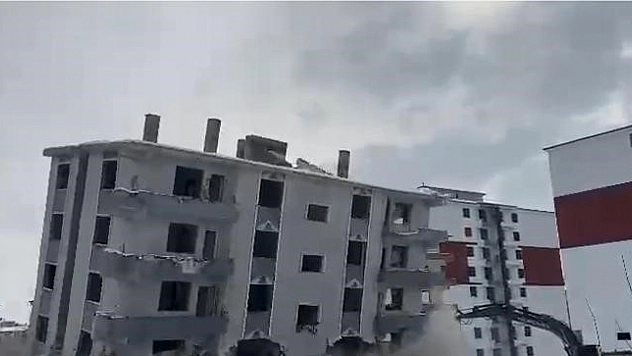 Elazığ'da Riskli Bina Kontrollü Şekilde Yıkıldı