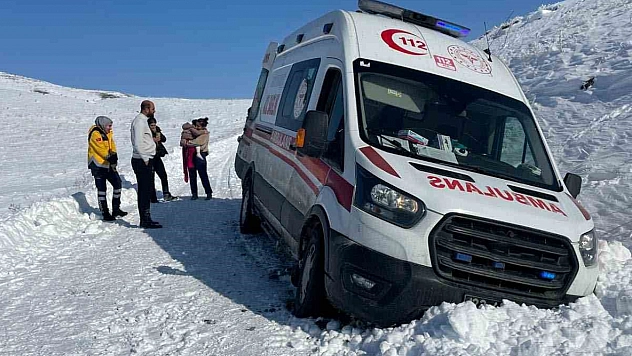 Elazığ'da, hasta çocuk, greyder yardımıyla ambulansa ulaştırıldı.