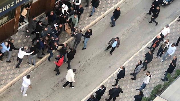 Elazığ'da İki Grup Arasında Kavga Çıktı: Masa ve Sandalyeler Havada Uçuştu.