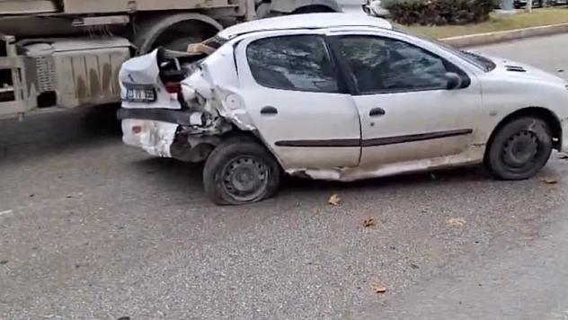 Elazığ'da iki otomobilin çarpışması sonucu 1'i ağır olmak üzere 2 kişi yaralandı.