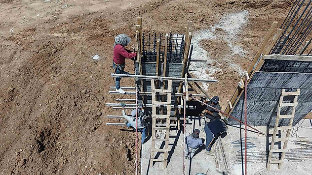 Elazığ'da İnşaat İşçileri Sıcaklığa Rağmen Mesaiyi Sürdürüyor