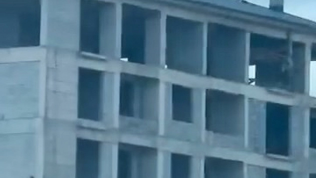 Elazığ'da İnşaatta Tehlikeli Anlar Kamerada