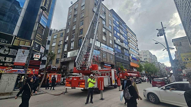 Elazığ'da İş Merkezi Çatısında Çıkan Yangın Korkuttu