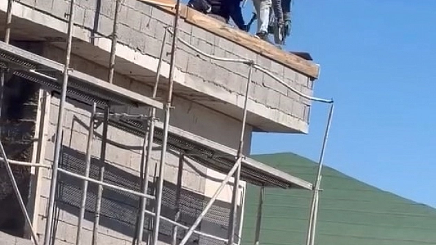 Elazığ'da Çatıda Tehlikeli Çalışma Kamerada