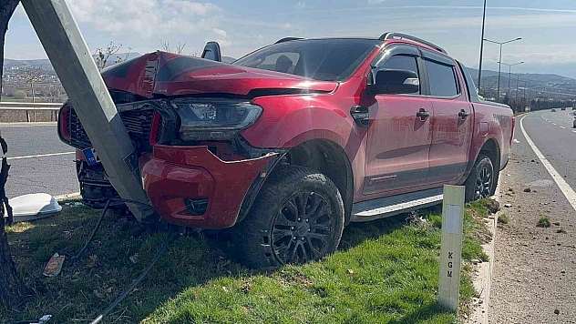 Kamyonet Direğe Çarptı, Sürücü Yaralandı