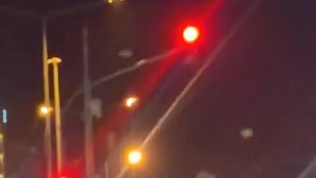 Trafikte Tehlikeli Makas: Kamyonet Sürücüsü Kameraya Yakalandı