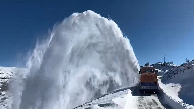 Elazığ'da, kapalı durumda olan köy yollarının açılması için çalışmalar devam ediyor.