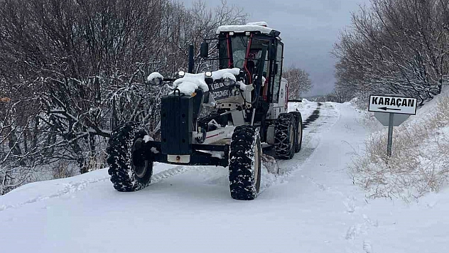 Elazığ'da kapalı köy yolu sayısı 103'e ulaştı, ekipler çalışmalarına aralıksız devam ediyor.