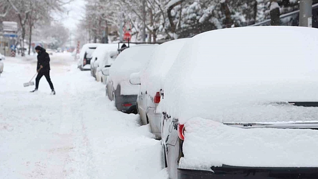 Elazığ'da Yoğun Kar Yağışı: Araçlar Kara Gömüldü