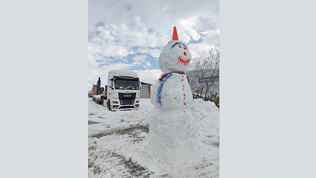 Elazığ'da Kar Sevinci: Dev Kardan Adam Görenleri Şaşırtıyor