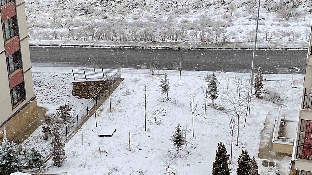 Elazığ'da kar yağışı etkisini göstermeye başladı.