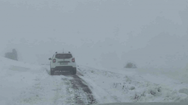 Elazığ'da Kar Yağışı Nedeniyle Mahsur Kalan Araç Kurtarıldı