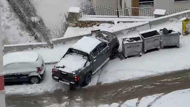 Elazığ'da kar yağışı nedeniyle araçlar kayarak zor anlar yaşadı, bu durum kameralara yansıdı.