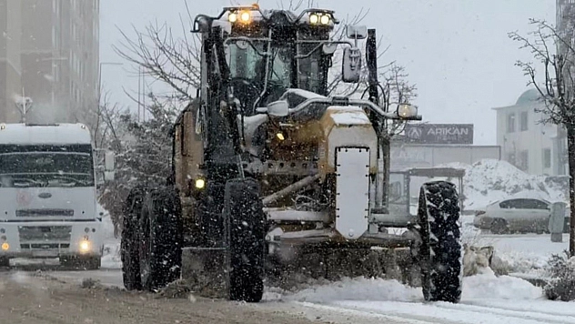 Elazığ'da karla mücadele çalışmaları aralıksız devam ediyor.