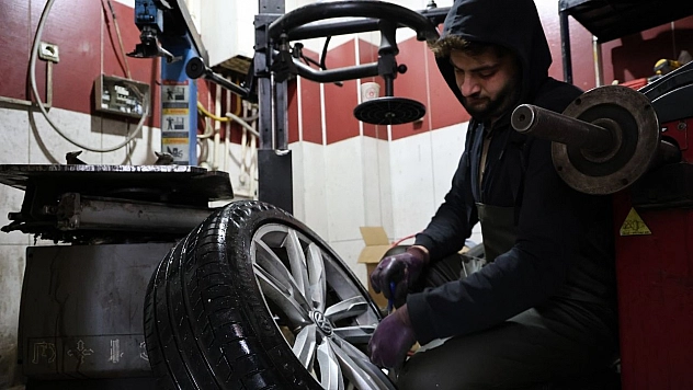 Elazığ'da kış lastiği taktırma yoğunluğu yaşandı.