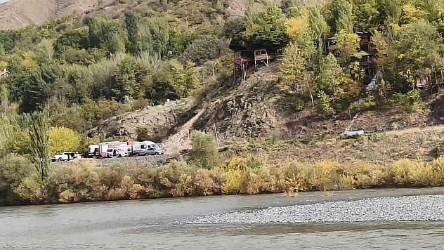 Elazığ'da endişe verici dakikalar: 4 kişilik bir aile, nehrin ortasında birbirlerine sarılarak hayatta kalmayı başardı