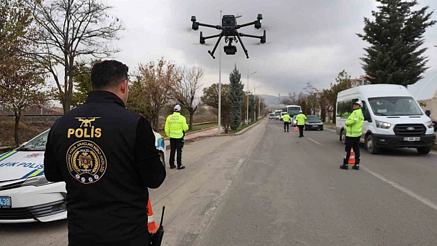 Elazığ'da trafik kurallarına uymayan sürücüler, drone ile tespit edildi.