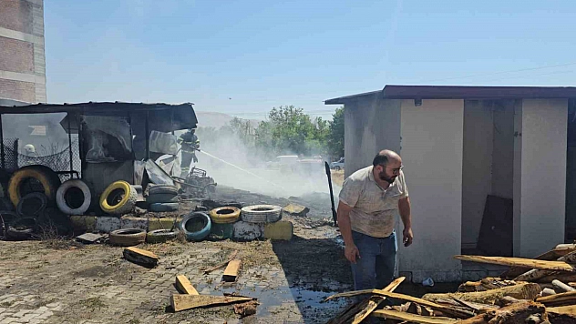 Elazığ'da İş Yerinde Yangın: 4 Kişi Dumandan Etkilendi