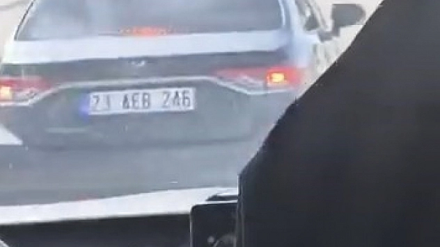 Elazığ'da Trafikte Tehlike: Otomobil Sürücüsü Minibüsü Sıkıştırdı