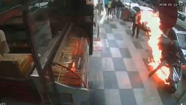 Elazığ'da Bir Anda Alevlere Teslim Olan Motosiklet Kamerada