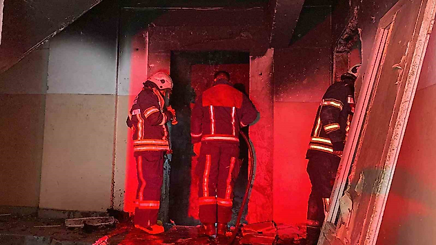 Elazığ'da Metruk Bina Alevlere Teslim Oldu