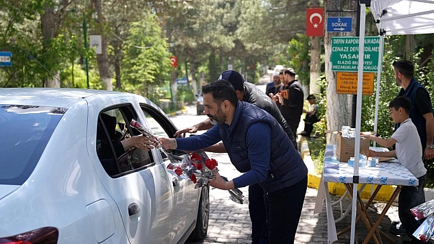 Elazığ'da Kabir Ziyaretine Gelenlere Karanfil Verildi