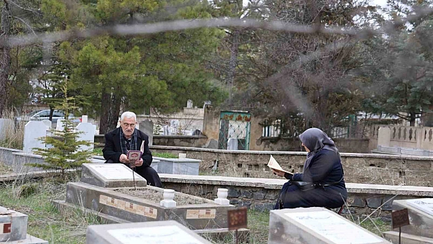 Elazığ'da Mezarlıklara Yoğun Ziyaret