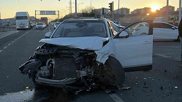 Elazığ'da minibüs ile cipin çarpışması sonucu 2 kişi yaralandı.