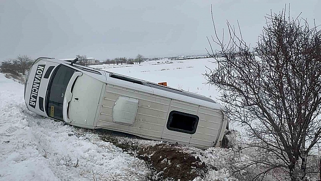 Elazığ'da minibüs şarampole devrildi, 9 kişi yaralandı.